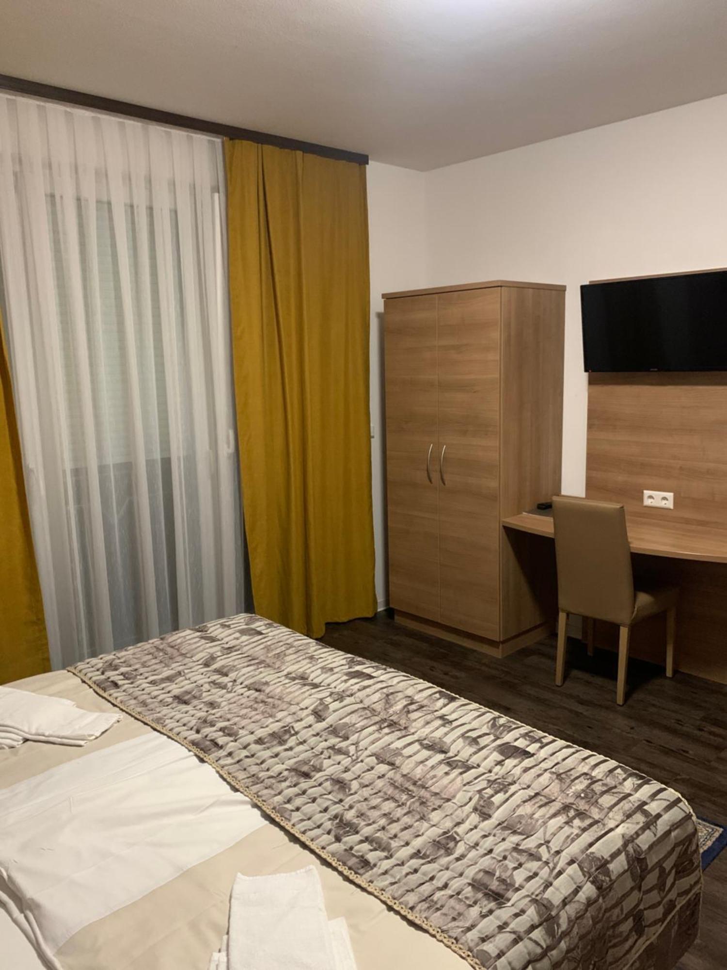 Hotel Pizzeria Da Beni Kochersteinsfeld Bagian luar foto
