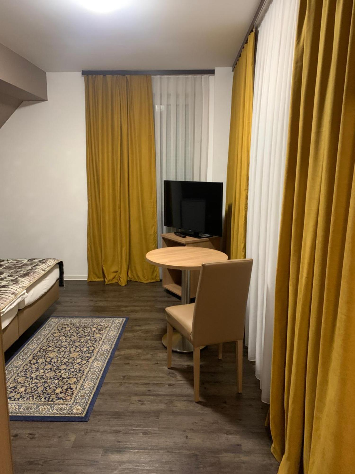 Hotel Pizzeria Da Beni Kochersteinsfeld Bagian luar foto