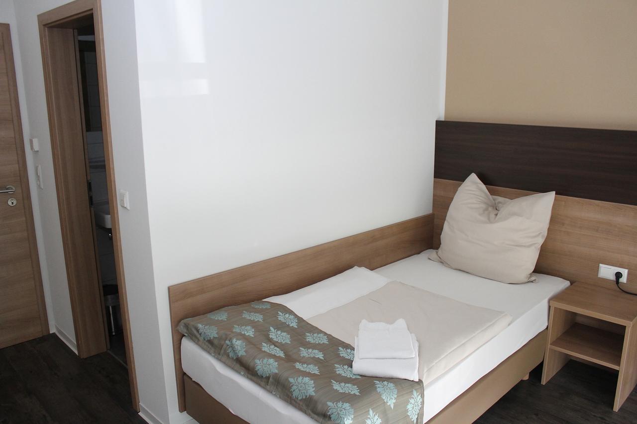 Hotel Pizzeria Da Beni Kochersteinsfeld Bagian luar foto